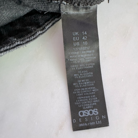 ASOS Design High Rise Tall Black jean shorts - Picture 3 of 3